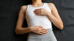 Pancia piatta in un mese: guida passo dopo passo — vacuum al mattino, plank alla sera